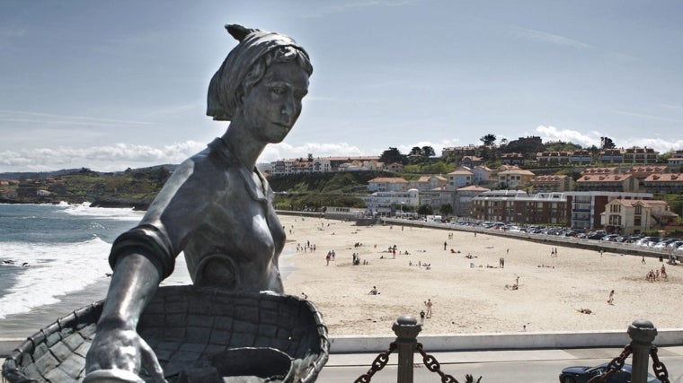 Monumento a la mujer pescadora en Comillas, obra de José Antonio Barquín