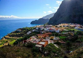El pueblo de Canarias que el periódico 'The Times' califica como el más bonito de España: playas de roca negra y rodeado de selva