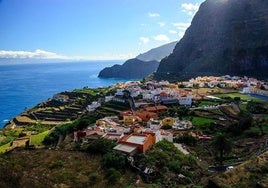 El pueblo de Canarias que el periódico 'The Times' califica como el más bonito de España: playas de roca negra y rodeado de selva