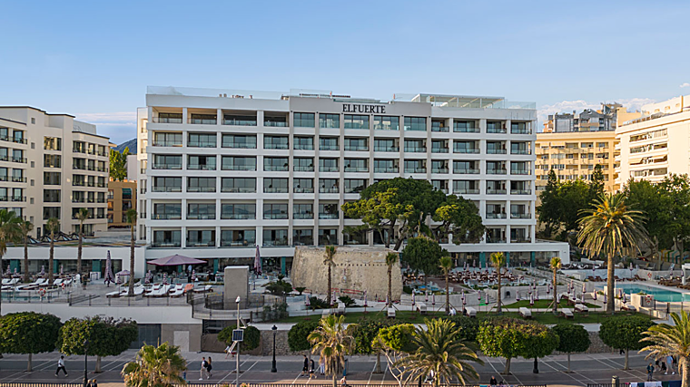 Imagen frontal del hotel Fuerte Marbella donde se aprecia el fuerte de Carlos V