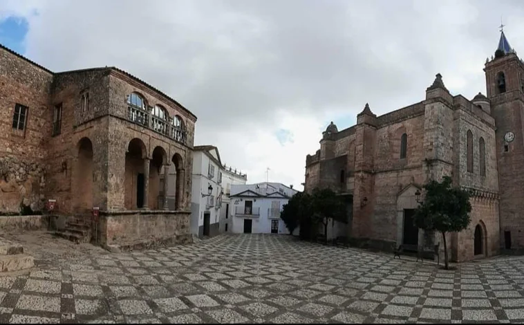 Imagen principal - Zufre (en la foto superior) y San Ana la Real (junto a estas líneas) son dos ejemplos de la utilización de la piedra como 'alfombra' en sus calles