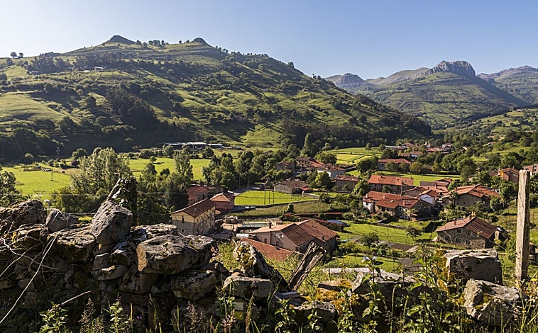 Imagen principal - En la serie aparece el pueblo y el entorno, la majestuosidad de los Valles Pasiegos. En la foto superior, el pueblo y las dos elevaciones que le miran, Marimón y Cotillamón, conocidas popularmente como «Las Tetas de Liérganes». Sobre estas líneas, el palacio y museo de Elsedo, que data del siglo XVIII. A la derecha, el puente mayor de Liérganes (inaugurado a principios del XVII) sobre el río Miera.