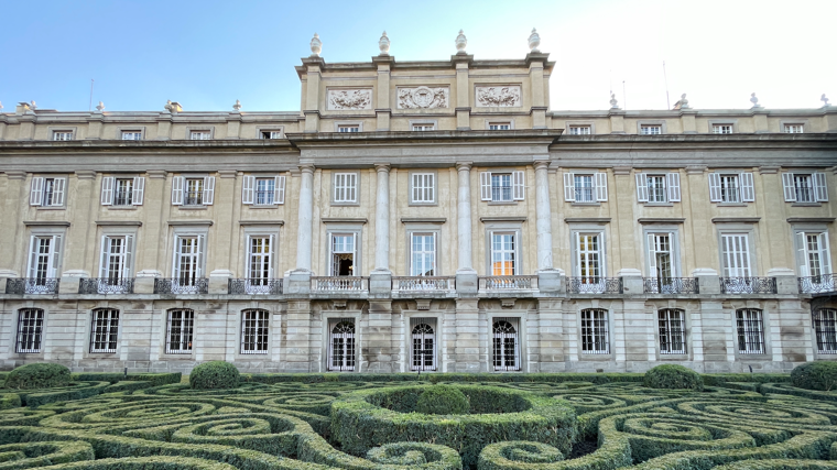 Este edificio es de estilo neoclásico y planta rectangular