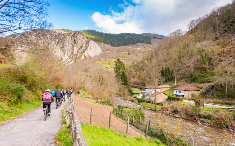 Imagen principal - Paso de la ruta por Las Ventas, Estatua de Oso con cría en la área recreativa de Tuñón y embalse de Valdemurio