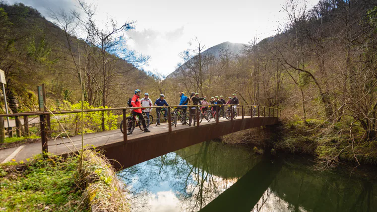 Puente sobre el río Teverga en la Senda del Oso