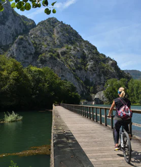 Imagen secundaria 2 - Paso de la ruta por Las Ventas, Estatua de Oso con cría en la área recreativa de Tuñón y embalse de Valdemurio