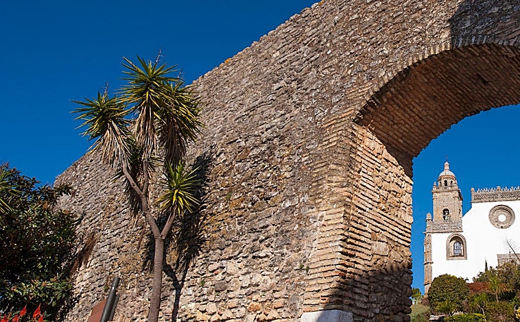 Imagen principal - Muralla y arco en la localidad gaditana de Medina Sidonia.