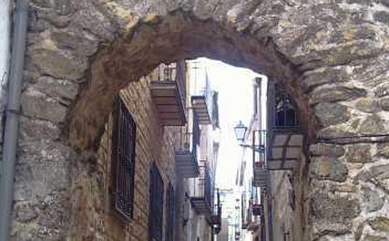 Imagen principal - Murallas musulmanas de Iznatoraf (Jaén)