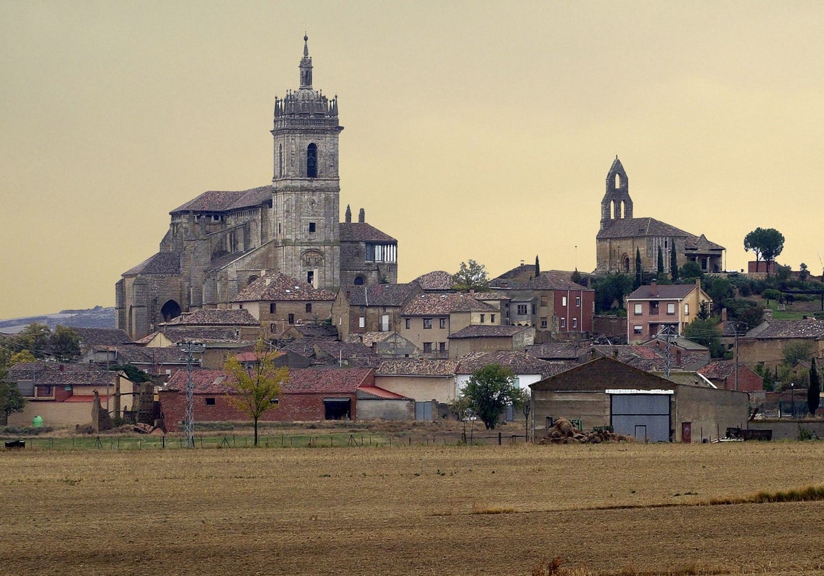 El pueblo de 74 vecinos que tiene una iglesia que parece una catedral