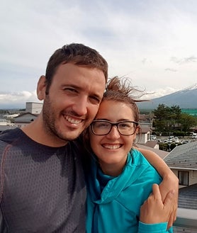 Imagen secundaria 2 - Arriba, los Trotamundos en uno de sus viajes de intercambio de casas. Abajo, Lucía y Rubén, autores del blog 0Algo que recordar' con su familia. Al lado, Carla y Adrián, de 'La maleta de Carla'