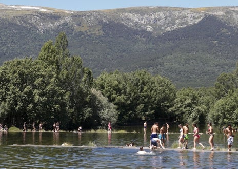 Imagen secundaria 1 - Sobre estas líneas, una imagen de las piscinas naturales de las Presillas. A la derecha, la cascada del Purgatorio. En la foto superior, un momento de la ruta, siempre junto al agua