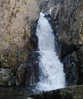 Imagen secundaria 2 - Sobre estas líneas, una imagen de las piscinas naturales de las Presillas. A la derecha, la cascada del Purgatorio. En la foto superior, un momento de la ruta, siempre junto al agua