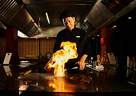Imagen secundaria 1 - Una de las suites del hote, el restaurante Kampai y piscina exterior