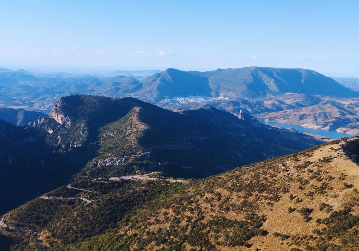 La espectacular vista que se puede disfrutar desde la cima del Puerto de Las Palomas, situado en la sierra de Cádiz