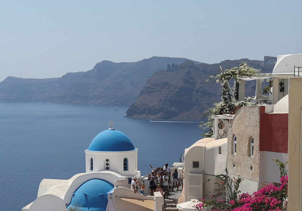 Turistas en Oia, en el extremo noroeste de Santorini, Grecia