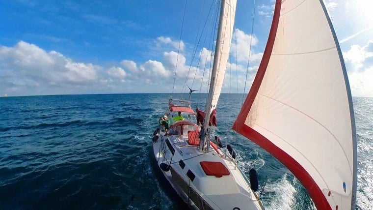 Este es el velero que lleva de excursión entre delfines y ofrece vistas del Estrecho de Gibraltar