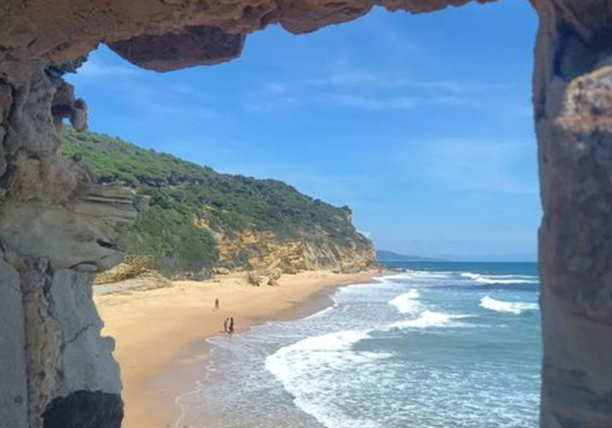 La ventana de la cala La Pequeña Lulú, en Los Caños de Meca