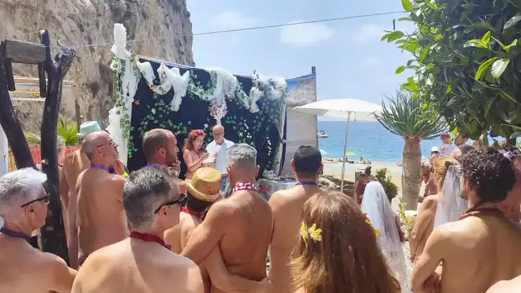 En Cantarriján conviven nudistas y textiles y los primeros hasta han organizado bodas