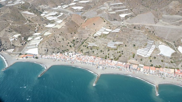 La playa de La Mamola y sus conocidos espigones, frecuentados por amantes de la pesca