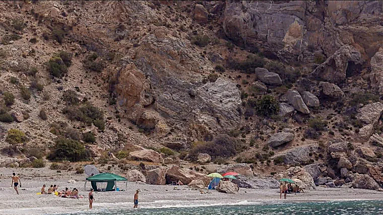 Playa de Rijana, estrecha y con aguas transparentes