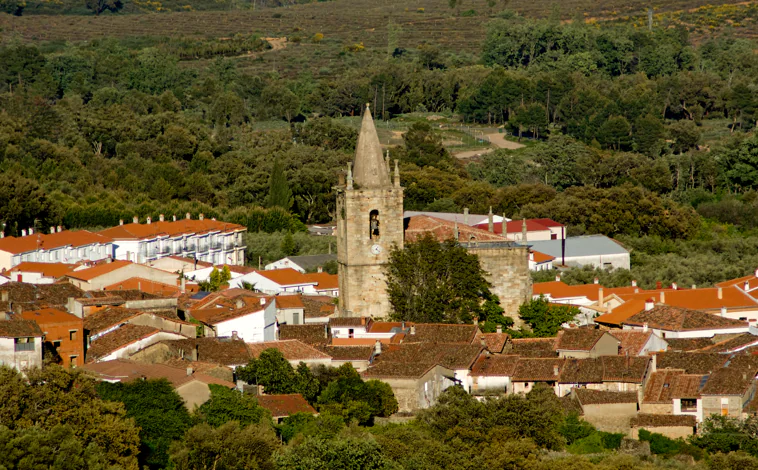 Imagen principal - Vista del pueblo de Hoyos, una de sus calles y portada románica de la iglesia de Nuestra Señora del Buen Varón 