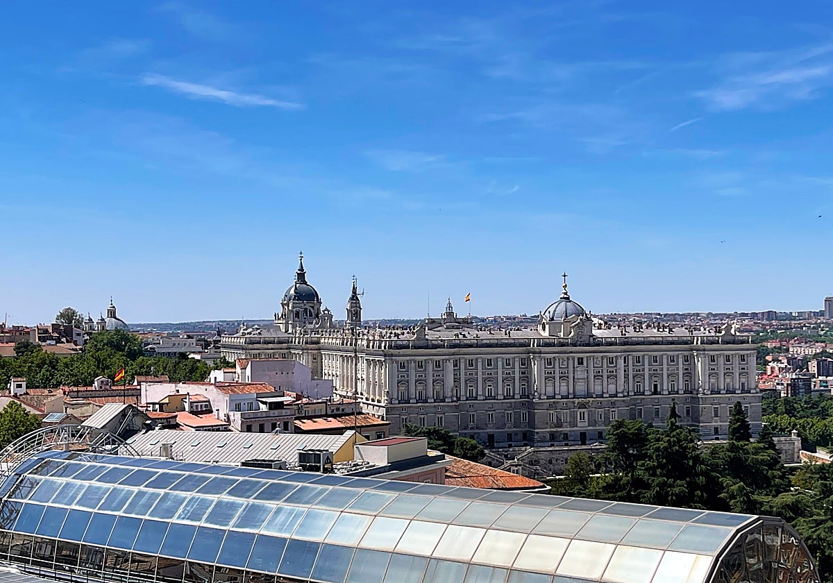 Imagen del Palacio Real y la Catedral de la Almudena desde los tejados de Madrid