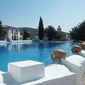 Esta alberca en la plaza de un pueblo es una 'piscina' muy especial en España