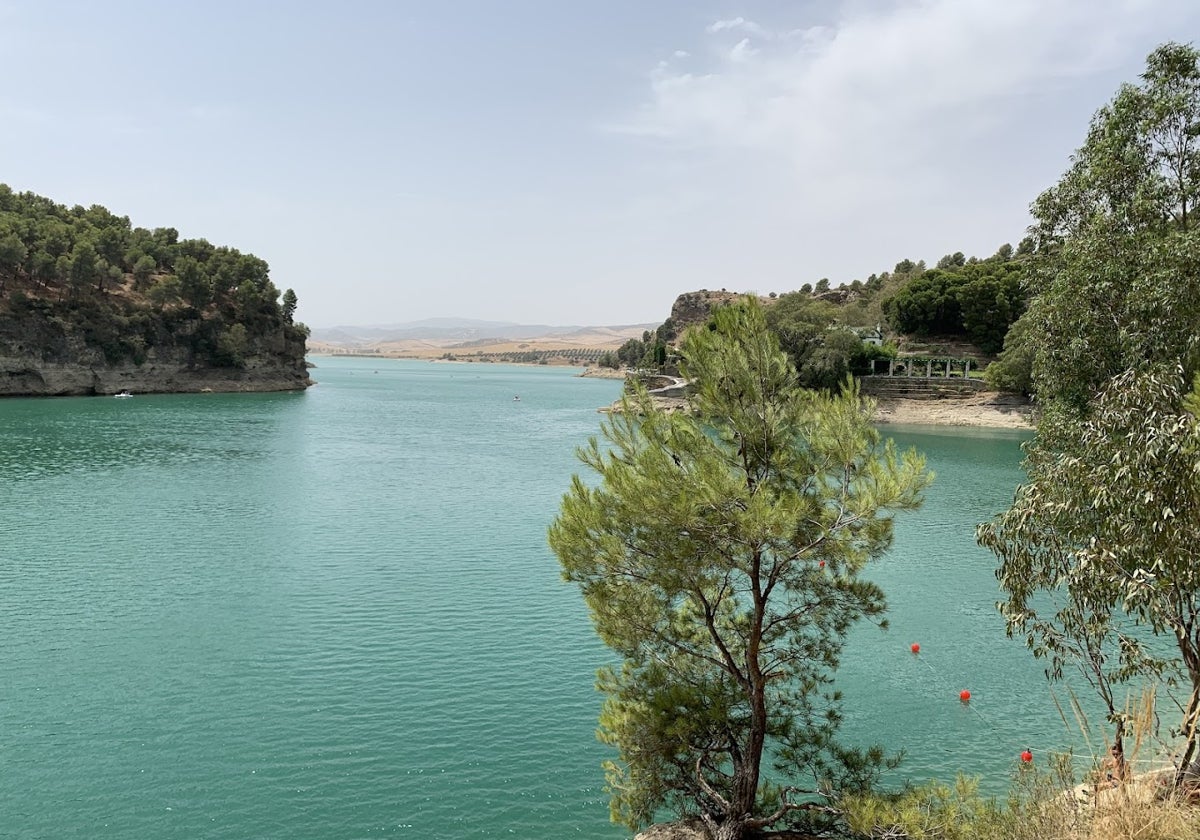 Vista de la playa de Ardales, el embalse del Conde del Guadalhorce