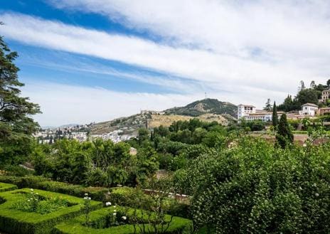 Imagen secundaria 1 - Diversas imágenes del Parador de Granada