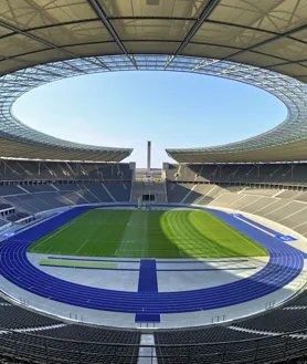 Imagen secundaria 2 - En la foto superior, el estadio vacío, a la espera de que lo 'enciendan' las estrellas de la final de la Eurocopa. Junto a estas líneas, el exterior en el partido Países Bajos-Turquía. 