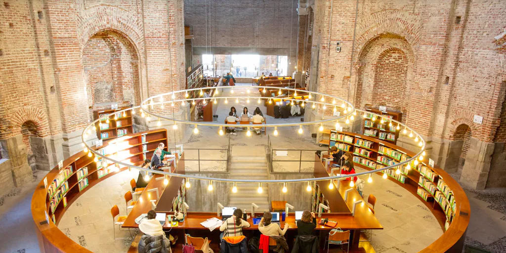 La biblioteca con más encanto de Madrid está en Lavapiés y es una iglesia del siglo XVI