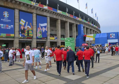 Imagen secundaria 1 - En la foto superior, el estadio vacío, a la espera de que lo 'enciendan' las estrellas de la final de la Eurocopa. Junto a estas líneas, el exterior en el partido Países Bajos-Turquía. 