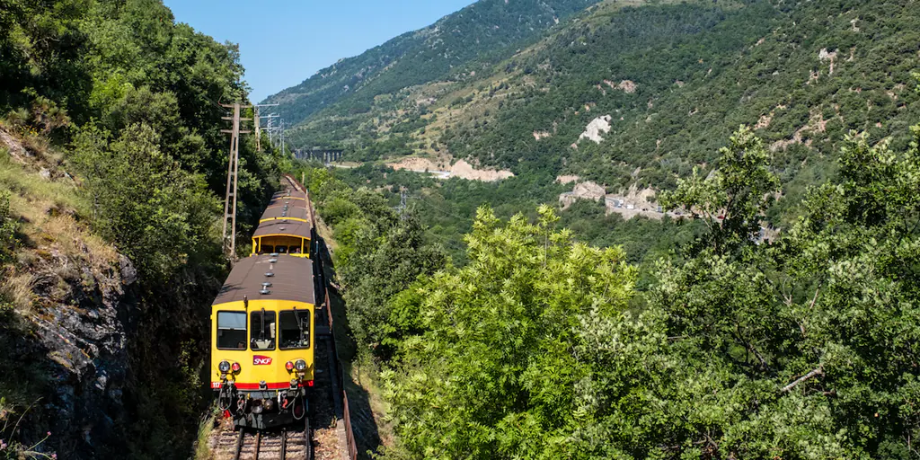 El tren con el que descubrir las cumbres de los Pirineos Orientales por menos de 10 euros