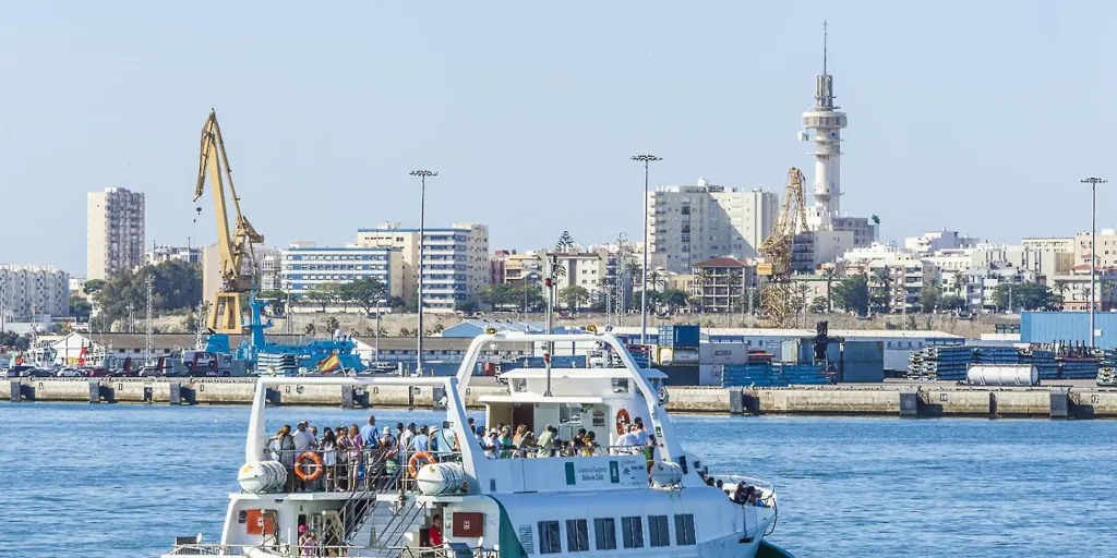 Del Puerto a Cádiz sobre el mar: así es el paseo en catamarán de 30 minutos por solo 4 euros