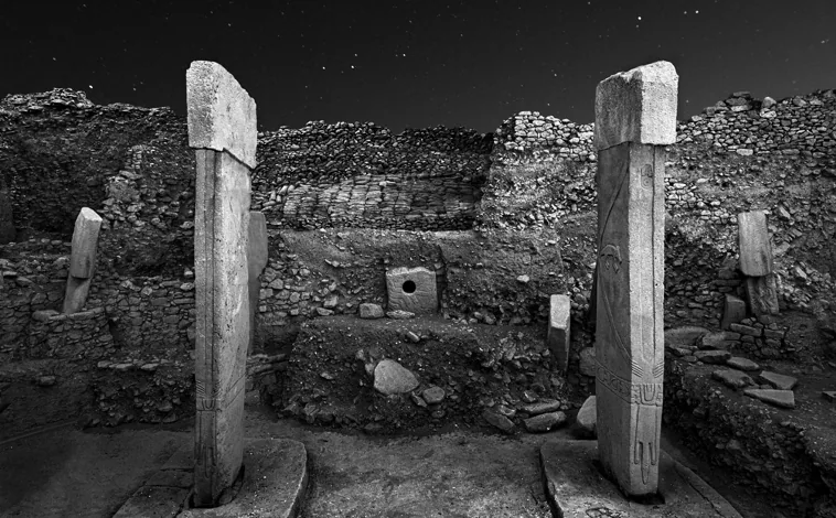 Imagen principal - El yacimiento de Göbekli Tepe ha sido protegido por una carpa parecida a la de un campo de fútbol, con una pasarela desde la que miles de turistas observan cada día los bloques de piedra y los animales cincelados. Sanliurfa está lejos de los grandes centros turísticos de Turquía, pero es una zona clave en el desarrollo de la humanidad, cerca del Éufrates, lo que provoca un interés creciente.