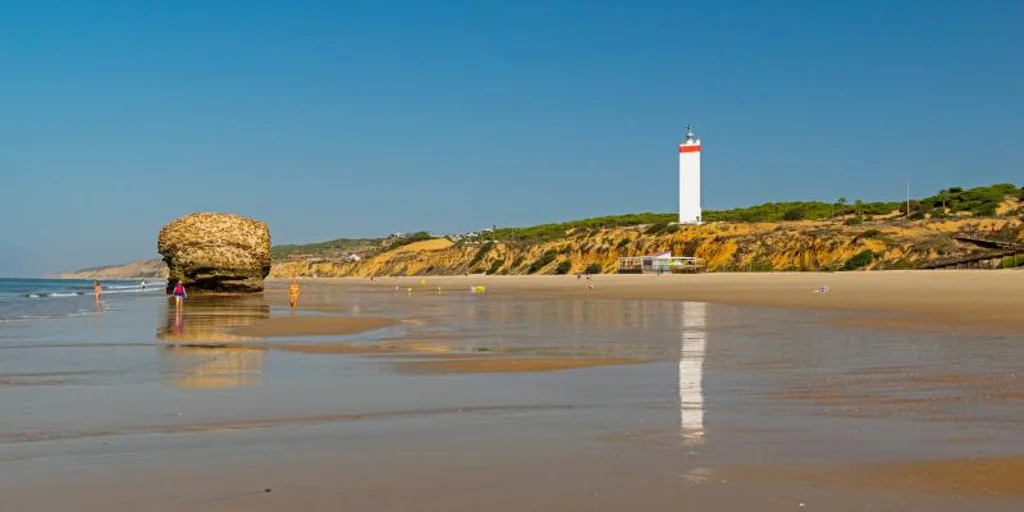 Viajes a la playa por sólo 5 euros desde este pueblo del Aljarafe sevillano