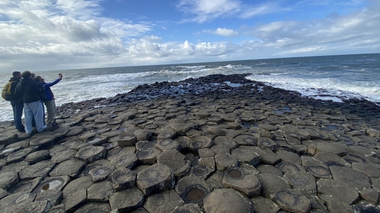 Se puede caminar por las piedras hasta la punta de la Calzada del Gigante ya en el mar