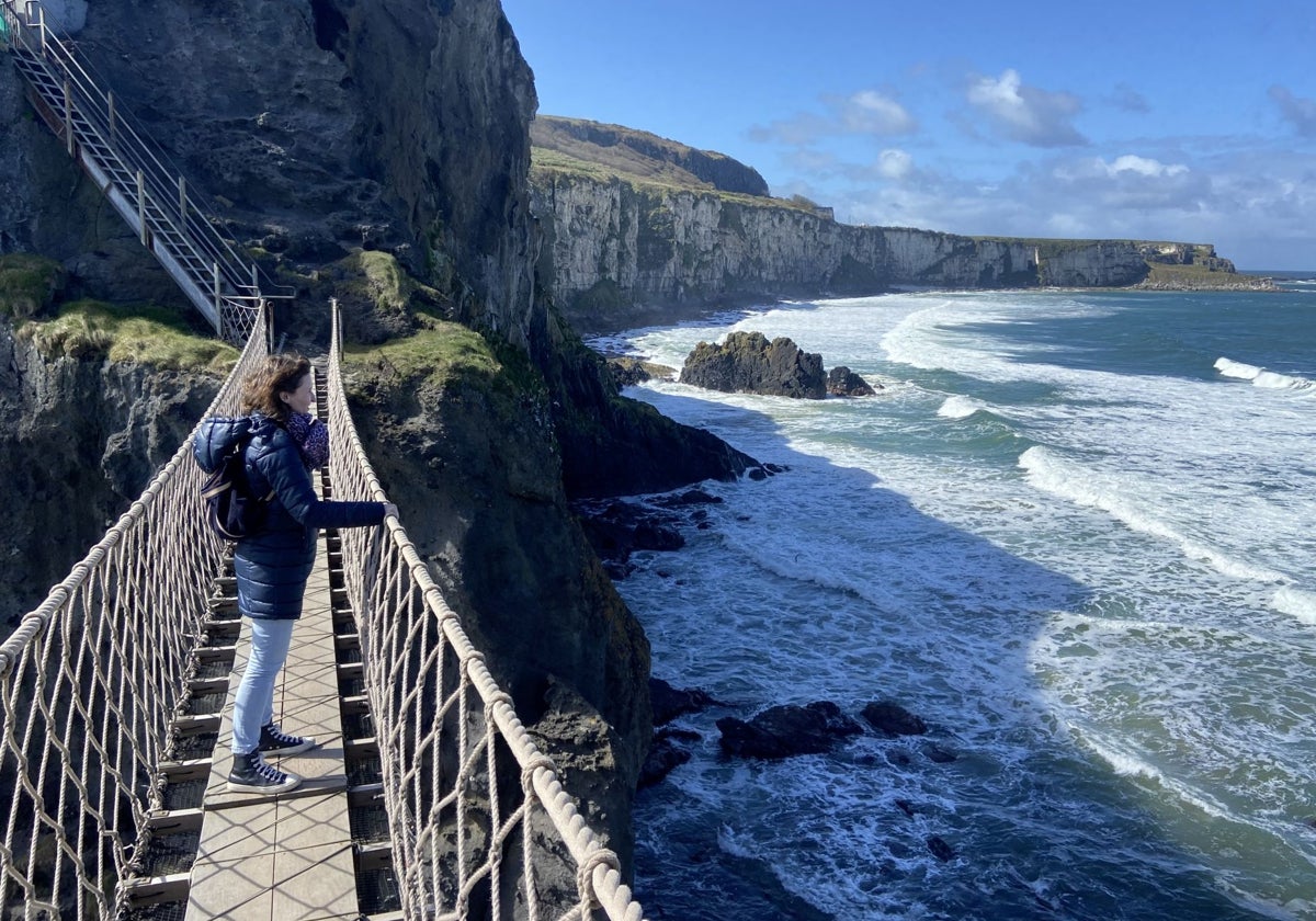 El Puente Colgante Carrick-a-Rede, de 18 m longitud, está unido a la isla de Carrick