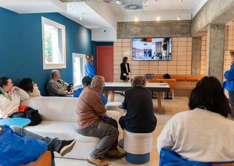 Imagen secundaria 1 - En el Mercado de Abastos hay treinta y seis puestos donde se venden productos de proximidad y gastrobares donde probarlos tras pasar por las manos de los cocineros. Junto a estas líneas, una reunión de trabajo en el hotel Ibis Budget, del grupo Accor, una novedad interesante, asequible, joven y cercana al deporte. A la derecha, Toloño, otro clásico del buen tapeo