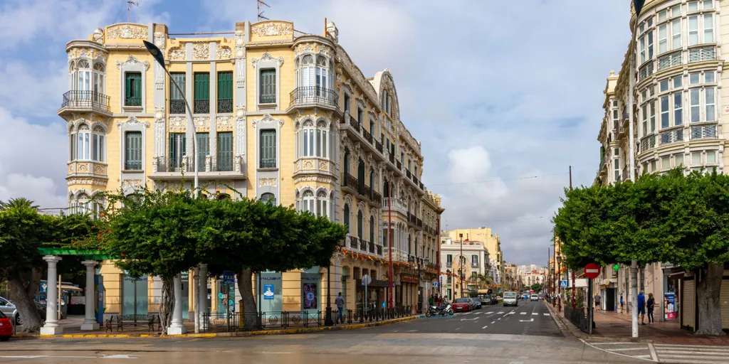 Cómo descubrir a buen precio una de las ciudades más desconocidas e interesantes de España