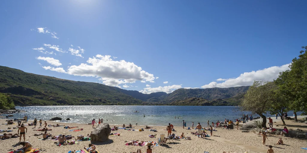 Trece playas de la España interior que son tan apetecibles como las de la costa