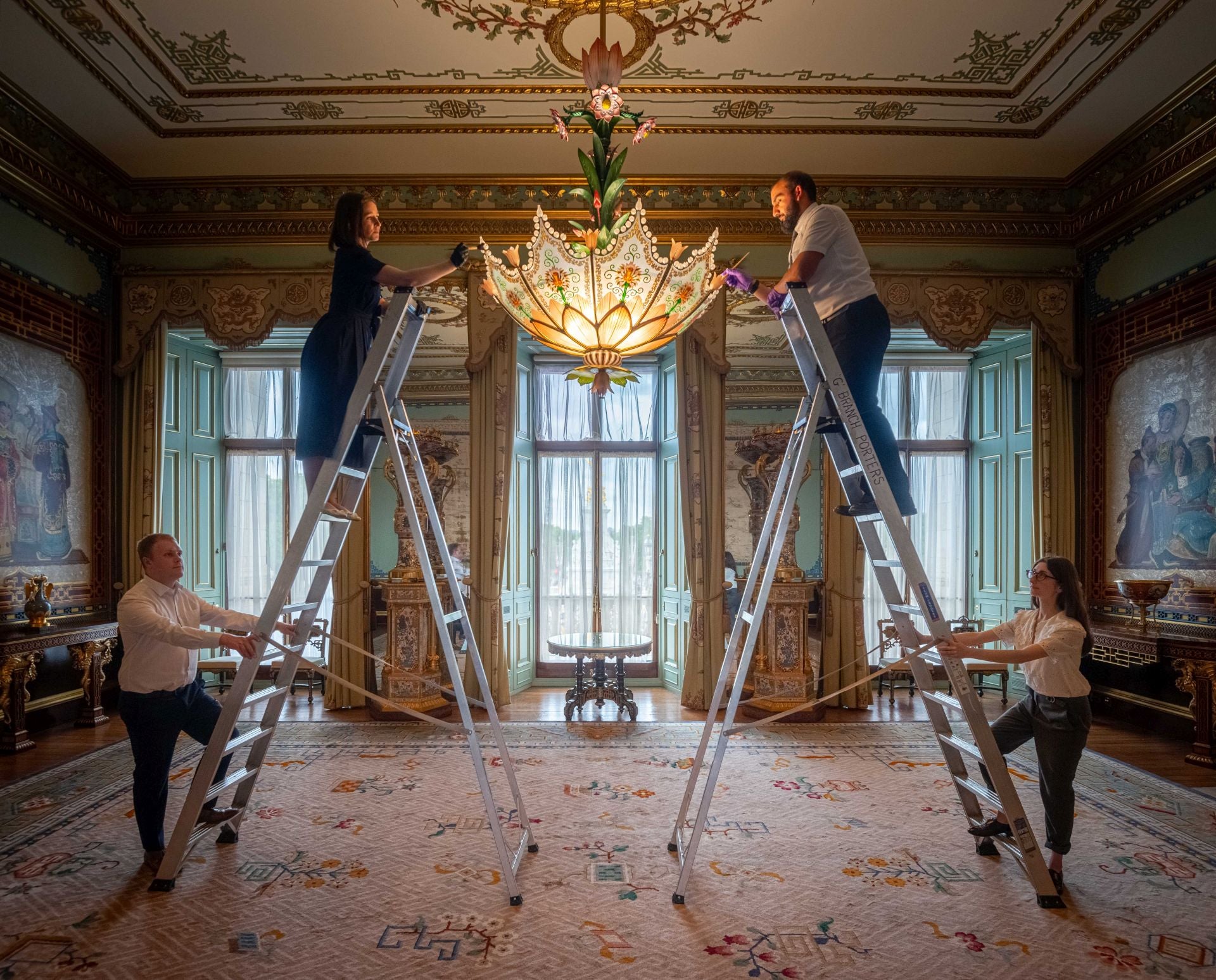 La espectacular lámpara de cristal de The Centre Room, con forma de flor de loto, ha sido restaurada recientemente