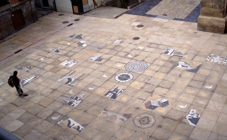 Imagen principal - La plaza de Santiago atesora un gigantesco mosaico del Juego de la Oca, único en España, que muestra la mágica relación entre el juego y el Camino. Junto a estas líneas, la iglesia de San Bartolomé, del siglo XIII, y el trazado medieval de la calle Ruavieja.