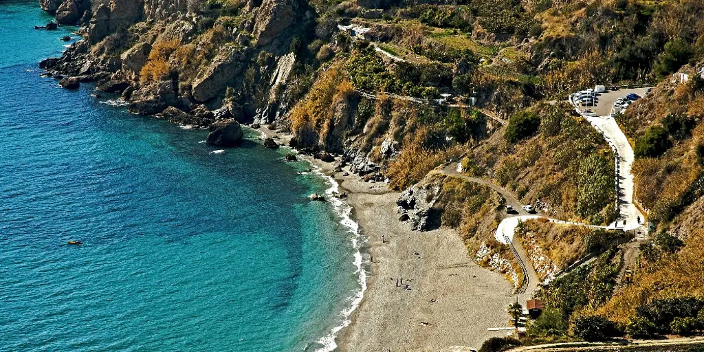 Diez playas de Andalucía con arena negra que parecen sacadas de un volcán