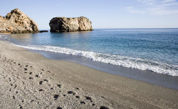 Cala La Rijana, pequeña playa virgen de arena negra