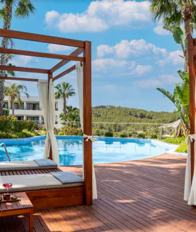 Imagen secundaria 2 - Habitación del Eurostar Sitges la terraza del restaurante Terrassa la Punta y cama balinesa junto a la piscina