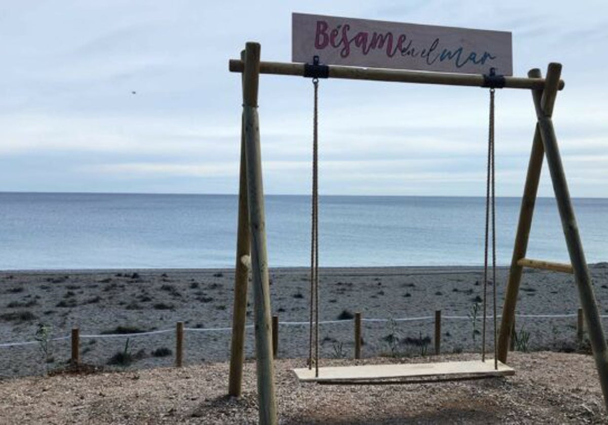 Columpio en una de las playas de Manilva