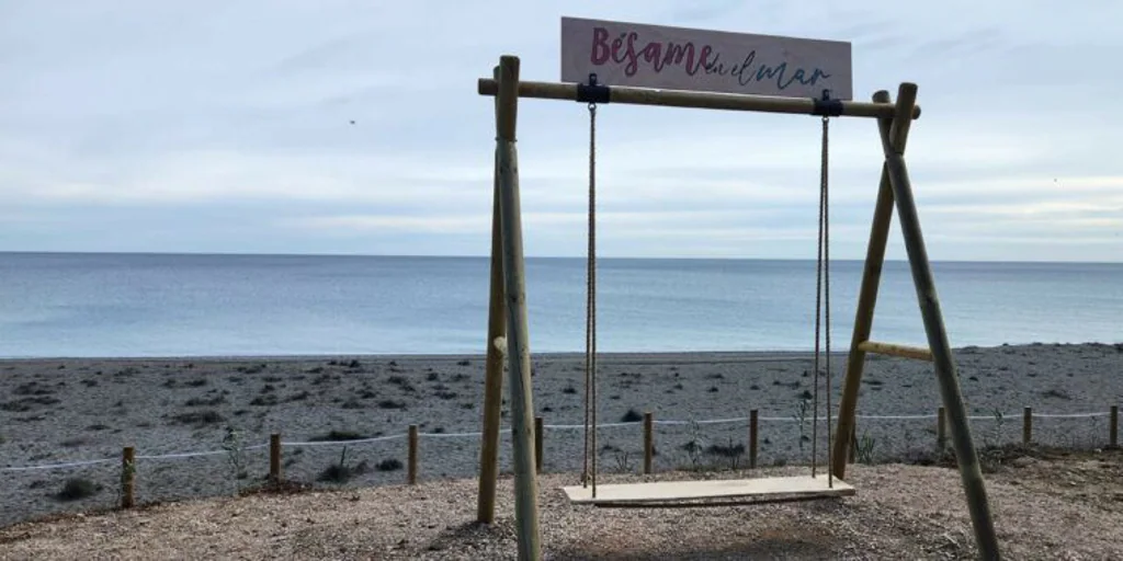 «Bésame en el mar»: el columpio viral de una de las playas paraíso de Málaga