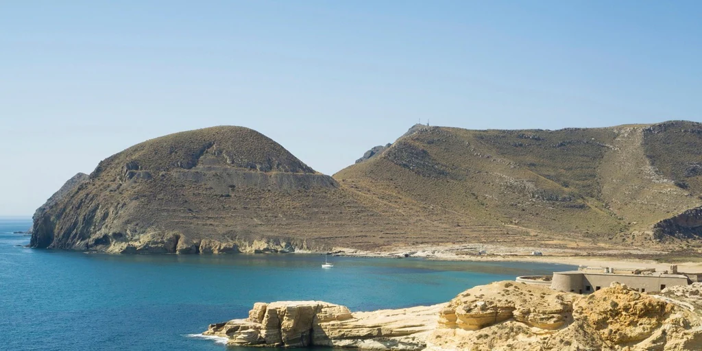 El parque natural con las aguas más cristalinas y calas vírgenes está en Andalucía