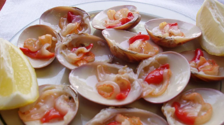 Plato de conchas finas, una de las especialidades de la costa de Málaga